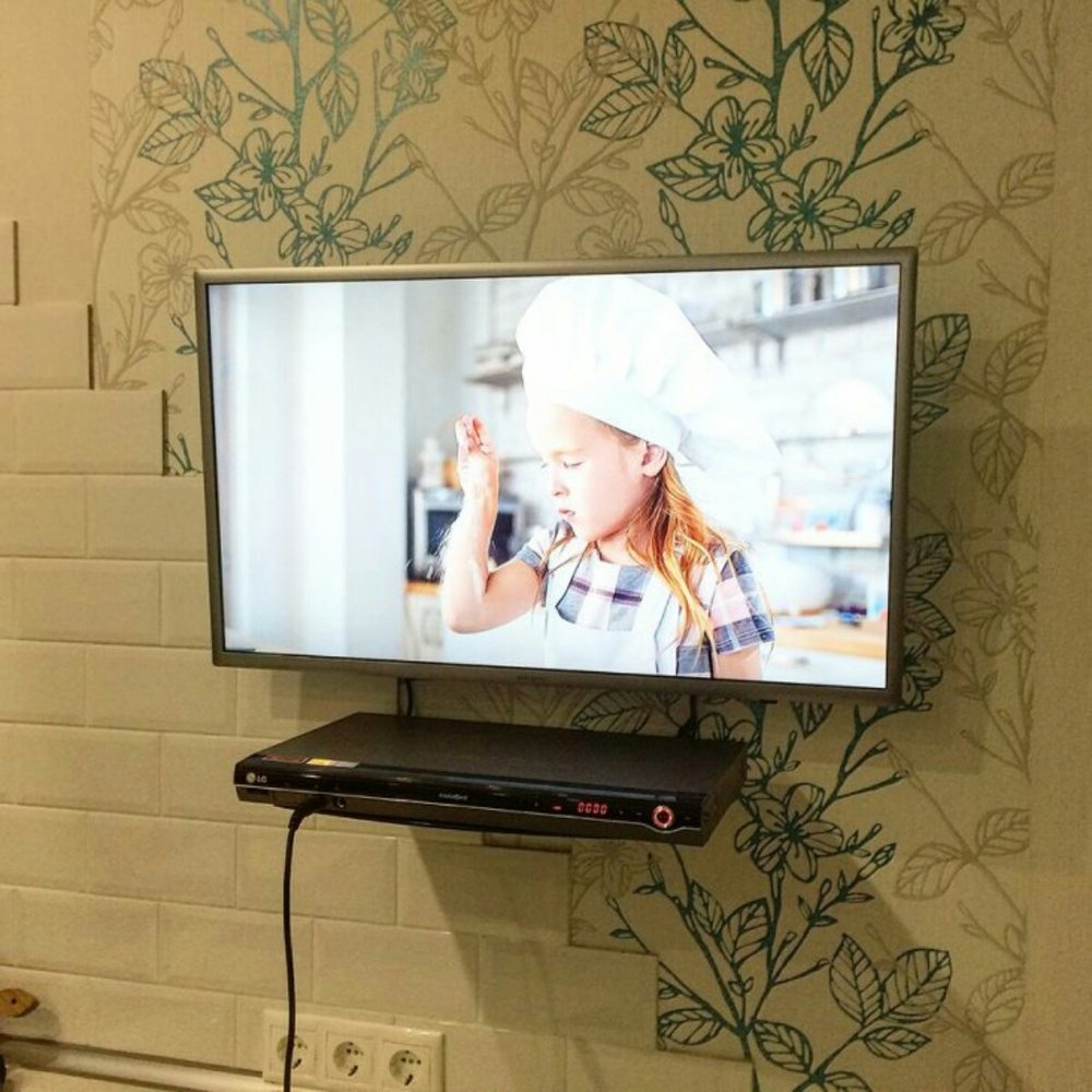 Повесить тв на стену. Вешаем телевизор на стену. Телевизор 32 дюйма на стене. На что вешается телевизор на стену. Подвешенный телевизор.