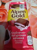 Шоколад Alpen Gold молочный с клубнично-йогуртовой начинкой, 85 г ...