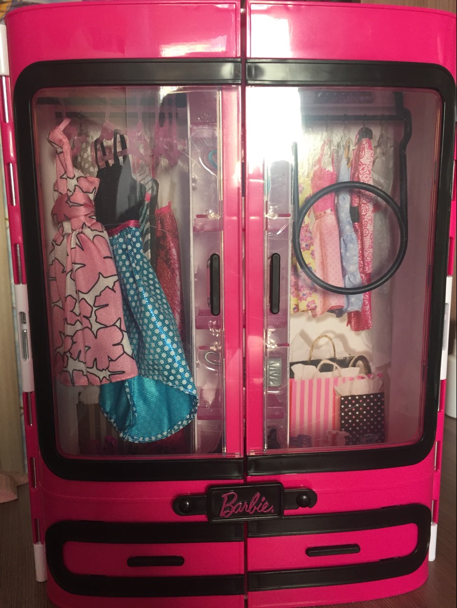 Barbie® розовый шкаф модницы