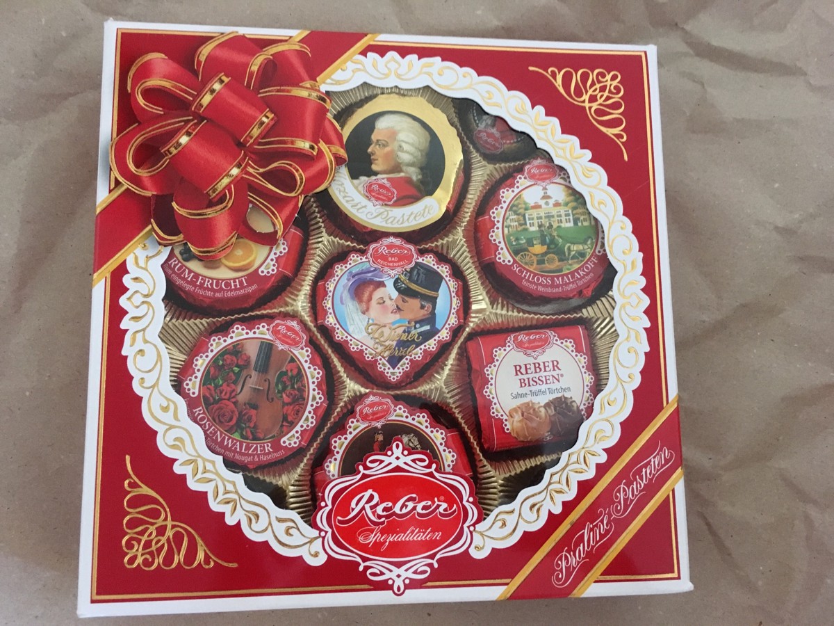 Reber mozart patrizier. Шоколадные конфеты Моцарт Reber, 340г. Подарочный набор Reber 340г patris. Конфеты Моцарт 340г. Набор конфет Reber Patrizier ассорти 340 г.