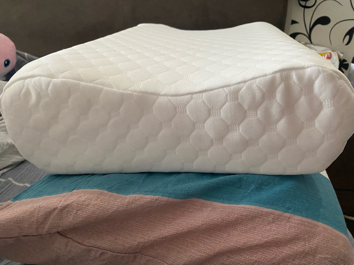 Замечательная подушка с эффектом памяти , очень удобная , голова на утро не болела . С одной стороны чуть выше , под шею как раз , у кого зажимы в шее даёт расслабление . Продавца рекомендую)