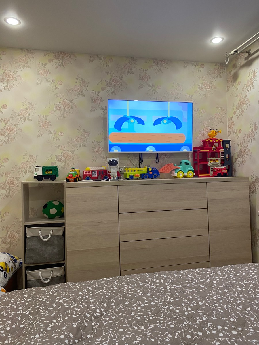 Отлично подошел по цвету, по высоте и по всем остальным параметрам. Короба под игрушки 33х33х33 встали хорошо. Устойчивая конструкция, есть мягкие ножки наклейки. Собрать вообще легко.