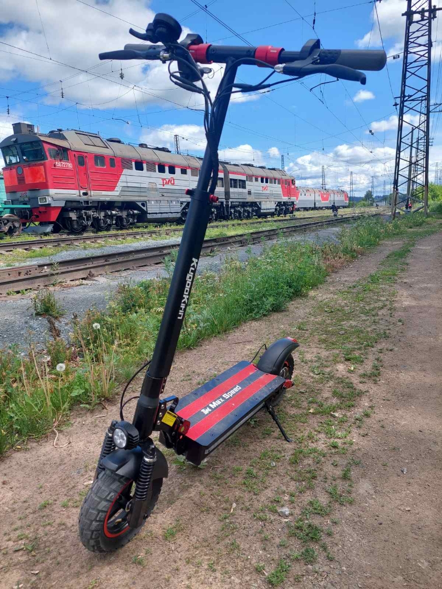 Здравствуйте. Заказ пришёл быстро. Комплектация отличная, развернул и поехал. Всё классно. За месяц эксплуатации и через руль летал, но электросамокатом доволен. Заряжается как телефон, дальность проверена (10 км туда и обратно). Пока зима не пришла, я без этой прекрасной покупки не куда. Так что всем рекомендую и Счастливых, ровных дорог.