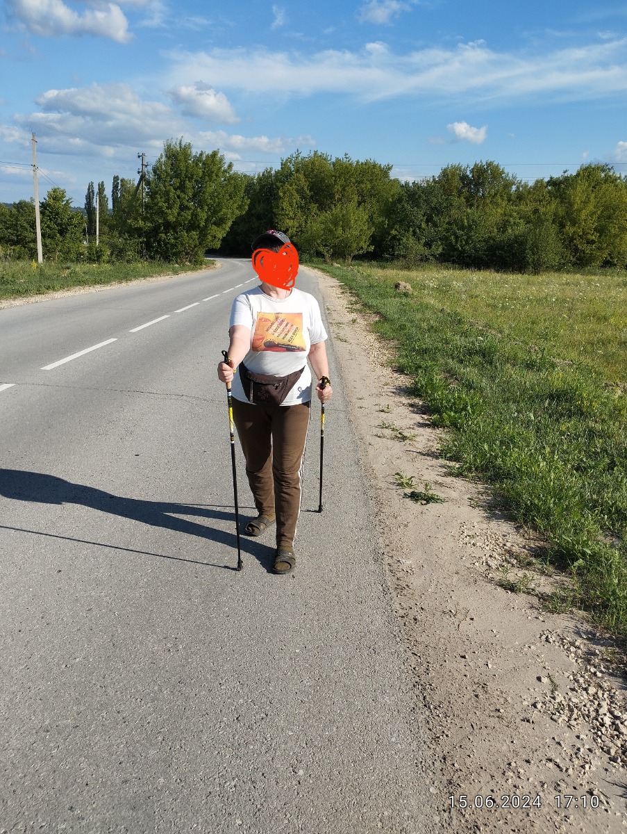 Уже испытание прошли в часовой ходьбе по дорогам города. Не получается закрепить надёжно темляки, так как заглушки не плотно их придерживают, в процессе ходьбы приходится несколько раз подтягивать, хочу просто подогнать по руке и прошить на летне- осенний период . Но звезду сняла не за это. Хотела заказать ещё одну пару в подарок, добавила в корзину и цена тут же выросла на 200 рублей. Для пенсионеров это приличная сумма, поэтому не стала заказывать. Осадок остался.