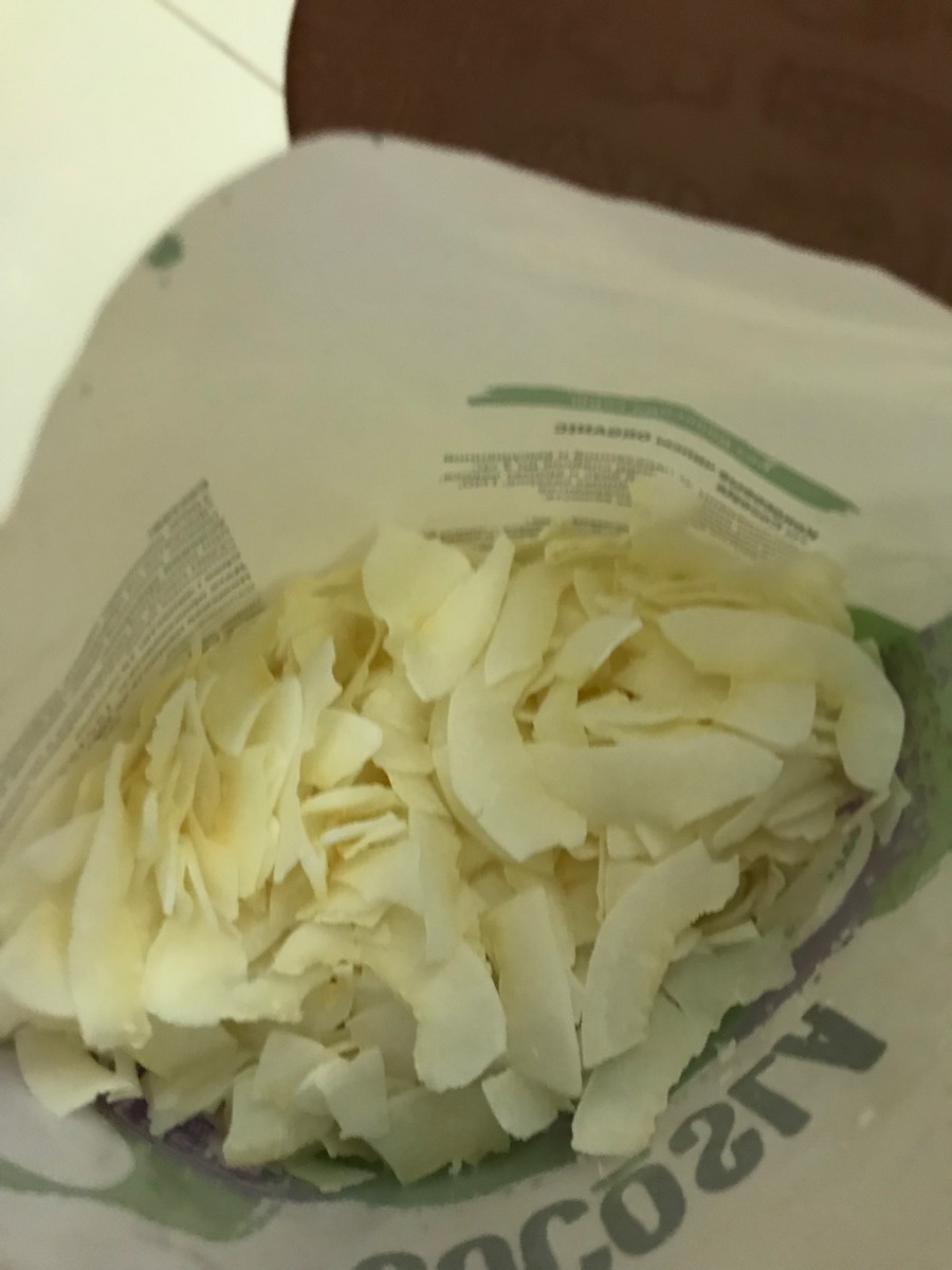 Товар пришёл вовремя, на вкус кокос, до этого пробовала чуть посуше, эти не такие сухие, не хрустят, к чая нормально и полезно. Спасибо!