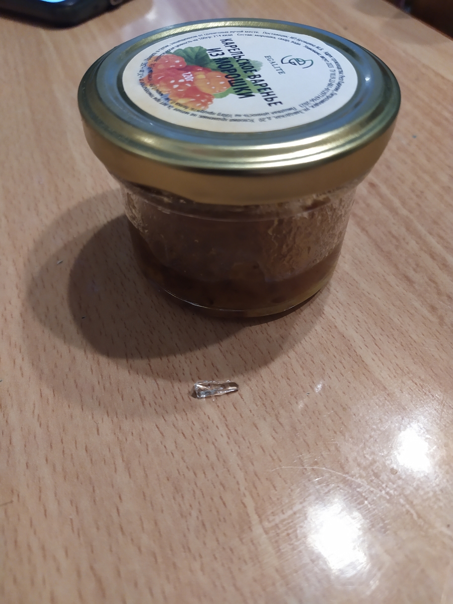 Очень вкусный, "настоящий" Карельский набор! Покупал в подарок, человек был обрадован. Каково же было удивление, когда в мёду нашли стекло, а в забрусе - проволоку! Пожелание производителю - вы делаете очень вкусный мед, обратите внимание на качество расфасовки. С Новым годом! 