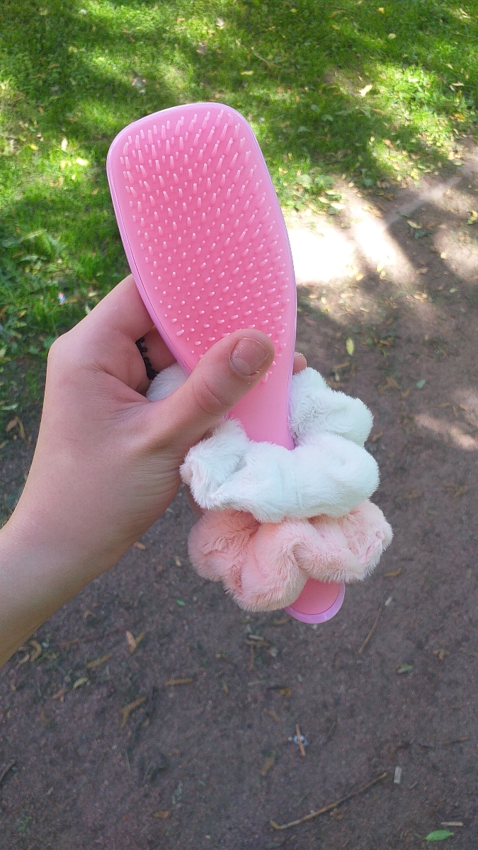 Расчёска хорошая , качественная и не вырывает волосы 💗