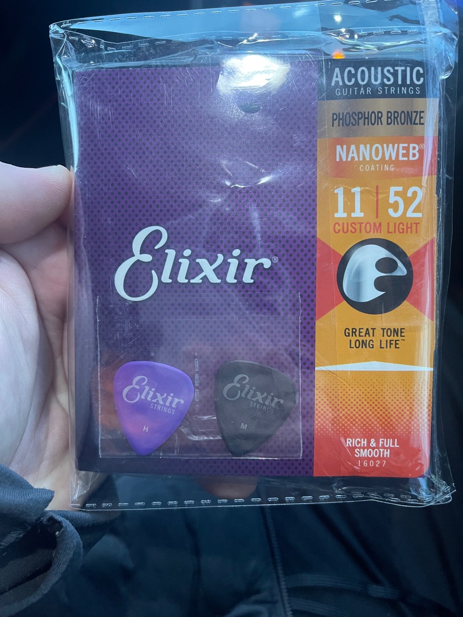 Еще и 2 медиатора Elixir идет к каждой пачке струн)