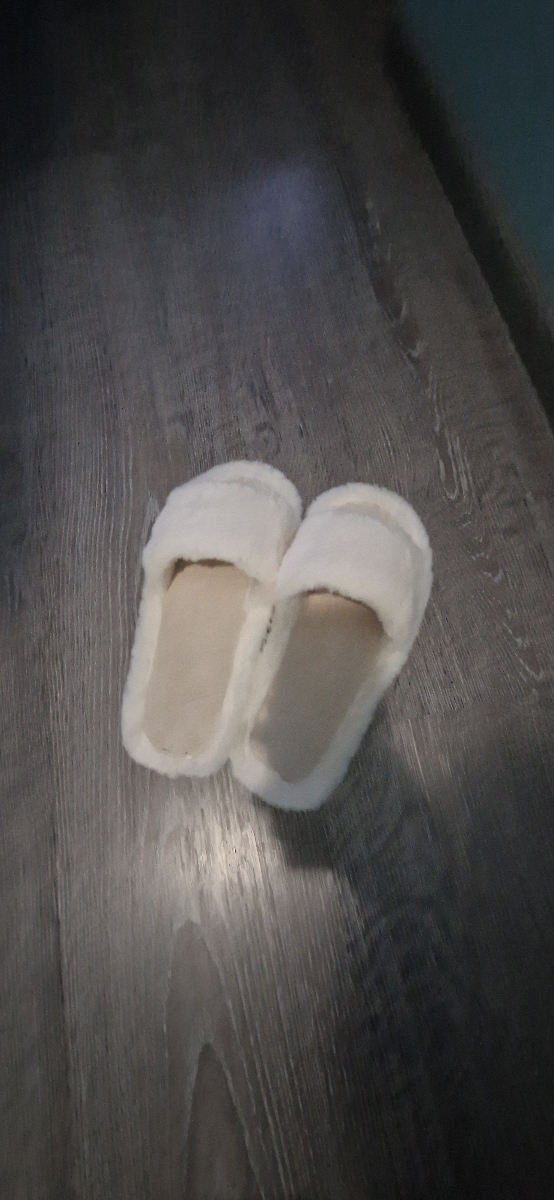 Хорошие тапочки. Подошва плотная, но не силтно жесткая. Не скользкая.