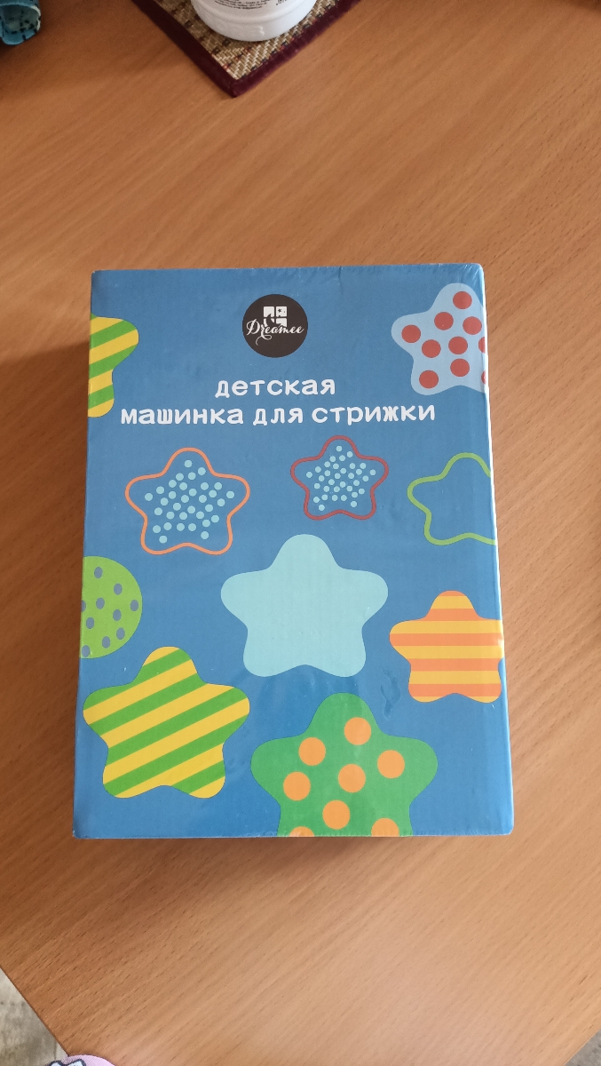 Удобная вещь. 👍

Сомневалась насчёт контейнера для сбора волос, но по итогу ни капли ни пожалела. Часть волос не попала в контейнер, но бОльшая часть в нем.

Первый раз пользовалась подобной машинкой. Если бы ребенок не крутился, то заняло бы буквально 2 минуты.

Вибрация не сильная, но ребенок (1год) испугался. Но это индивидуально. 
Надеюсь в дальнейшем привыкнет. 

Рекомендую!