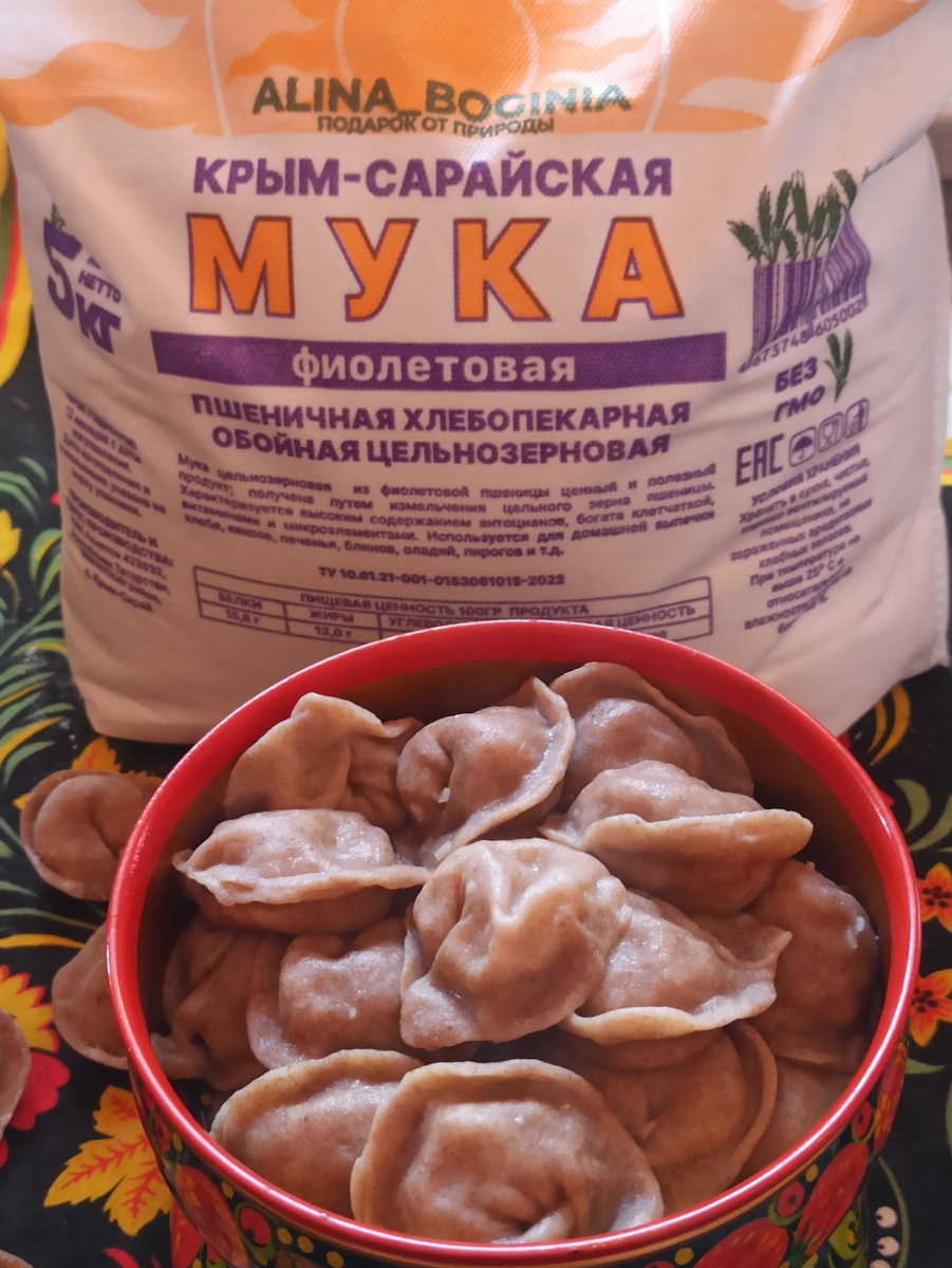 Мука красивого кремового цвета, вкусная но обычная, в обработке податливая, чувствуется клейковина, к рукам не липнет много муки при разделке не требует ни одного варенника при варке не прорвалось. Брала для хлеба думаю не подведёт. Упаковано на совесть чистый мешок и картоная коробка