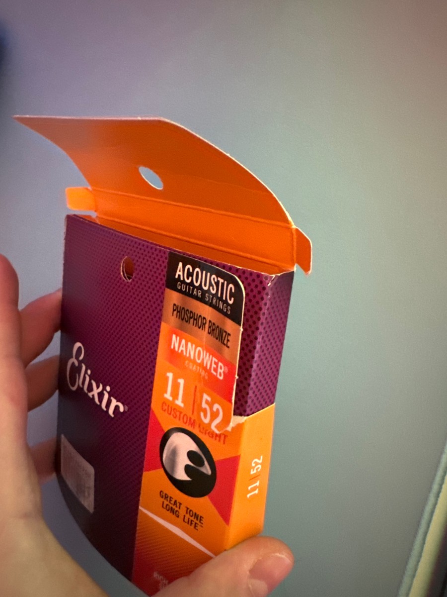 Упаковка была нарушена и легко открывалась с торца, без нарушения целостности стикеров на задней стороне. Первая струна отлетела сразу же при малейших признаках натяжения