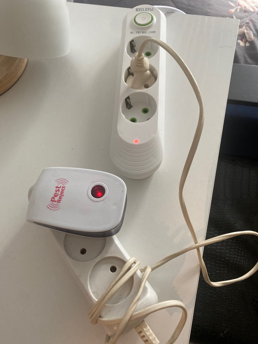 Очень короткая вилка прибора, работает только через старый переходник через современный удлинитель тоже не работает!К современным розеткам не подходит. Кот не реагирует, это очень хорошо! В описании стоит 1 прибор! Прислали 2шт. Посмотрела отзывы и вопросы. Да так оно и есть! 2 шт за эту цену. Было бы здорово если бы подходили к современным розеткам