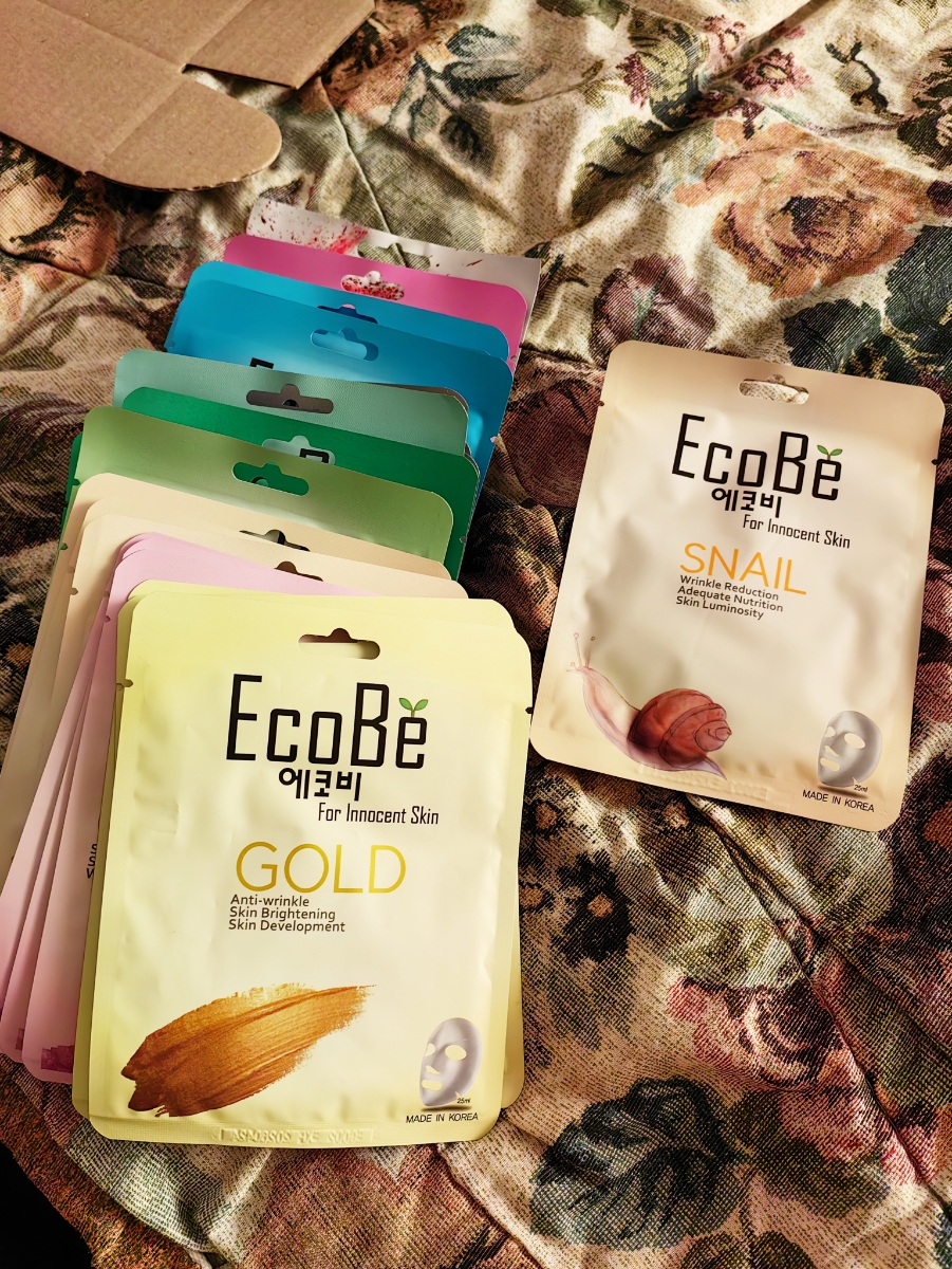 Реально 31 маска (1 подарочная) в заказе! 🙌😊
Очень классные с гиалуронкой и коллагеном, остальные пока не знаю ))
Хорошо упакованы, внутри всякие буклеты от создателей бренда.
За такую цену вообще претензий нет.