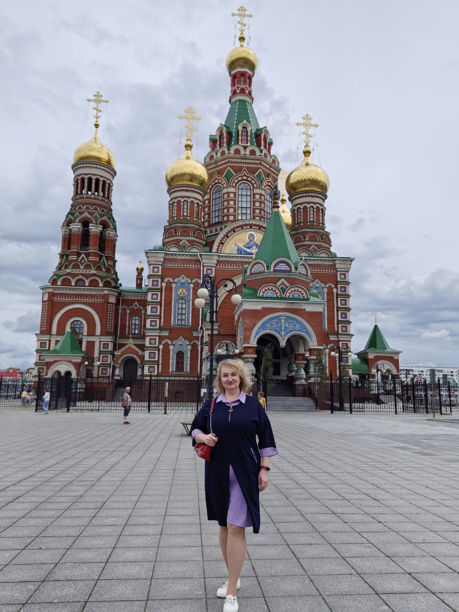 Платье симпатичное, удобное. Стройнит) к покупке рекомендую