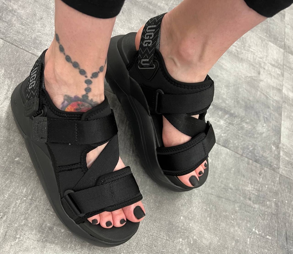 custom review-UGG Пляжные сандалии Женские Черный