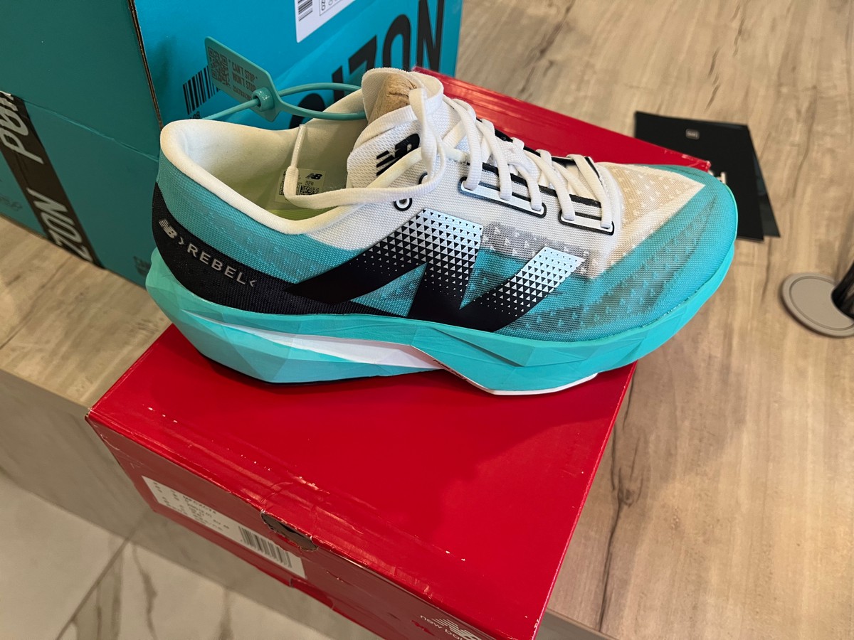 custom review-New Balance Rebel V4 Беговые кроссовки Низкий Топ Белый и Черный Кибер Жадеит Мужской