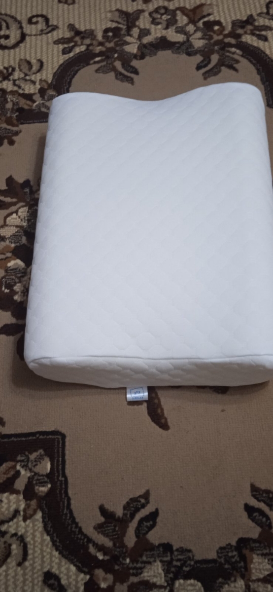 Покупала для мамы, т.к. от сна на обычной подушке мучается болью в шее.
Первое впечатление - непривычно спать.
В целом, подушка понравилась - мягкая, приятная на ощупь. По сравнению с обычной подушкой, низковата, но это, скорее всего, не недостаток, а дело привычки. Покупкой довольна.