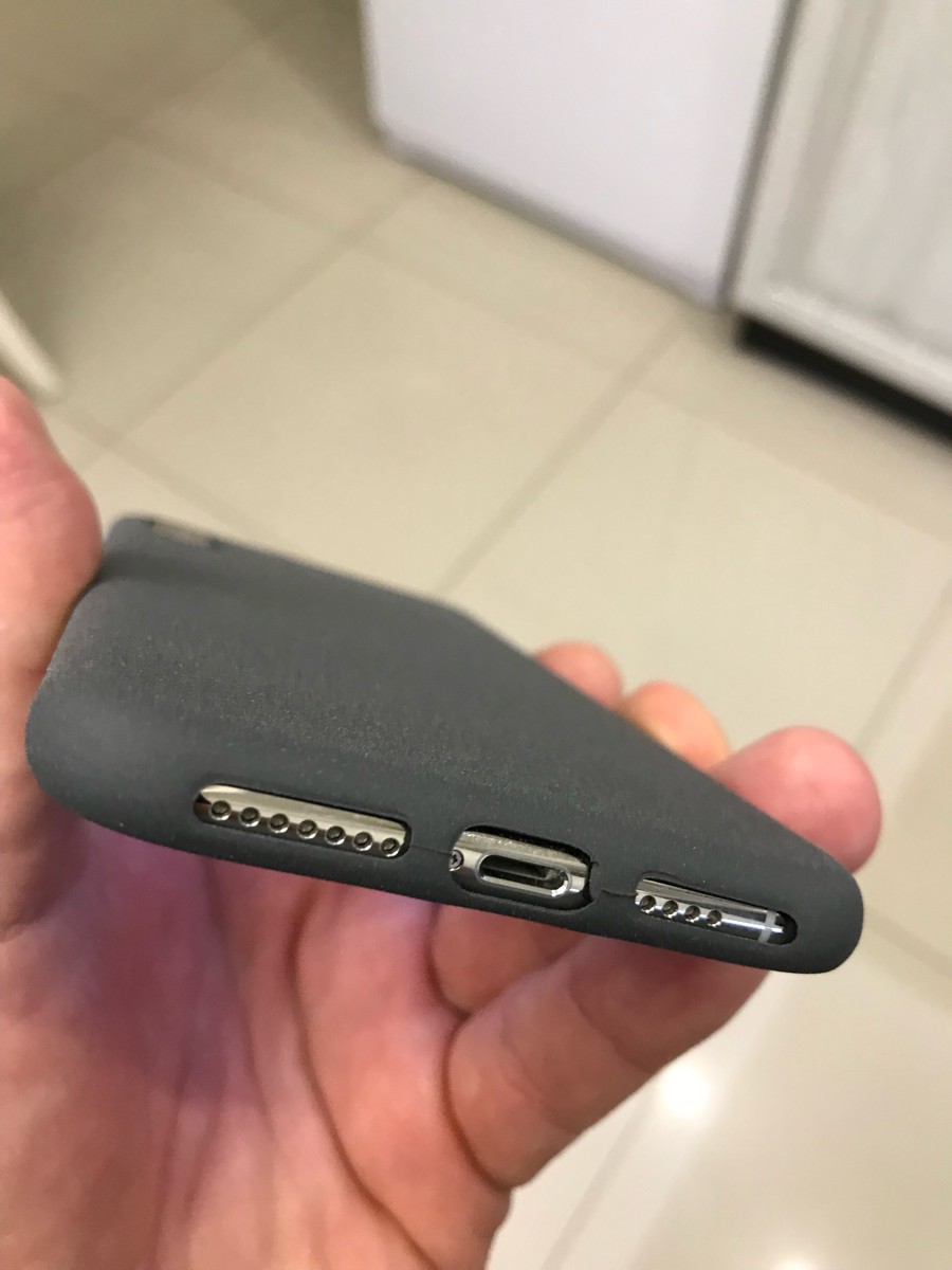 Чехол норм, в руке не скользит, рекомендую 