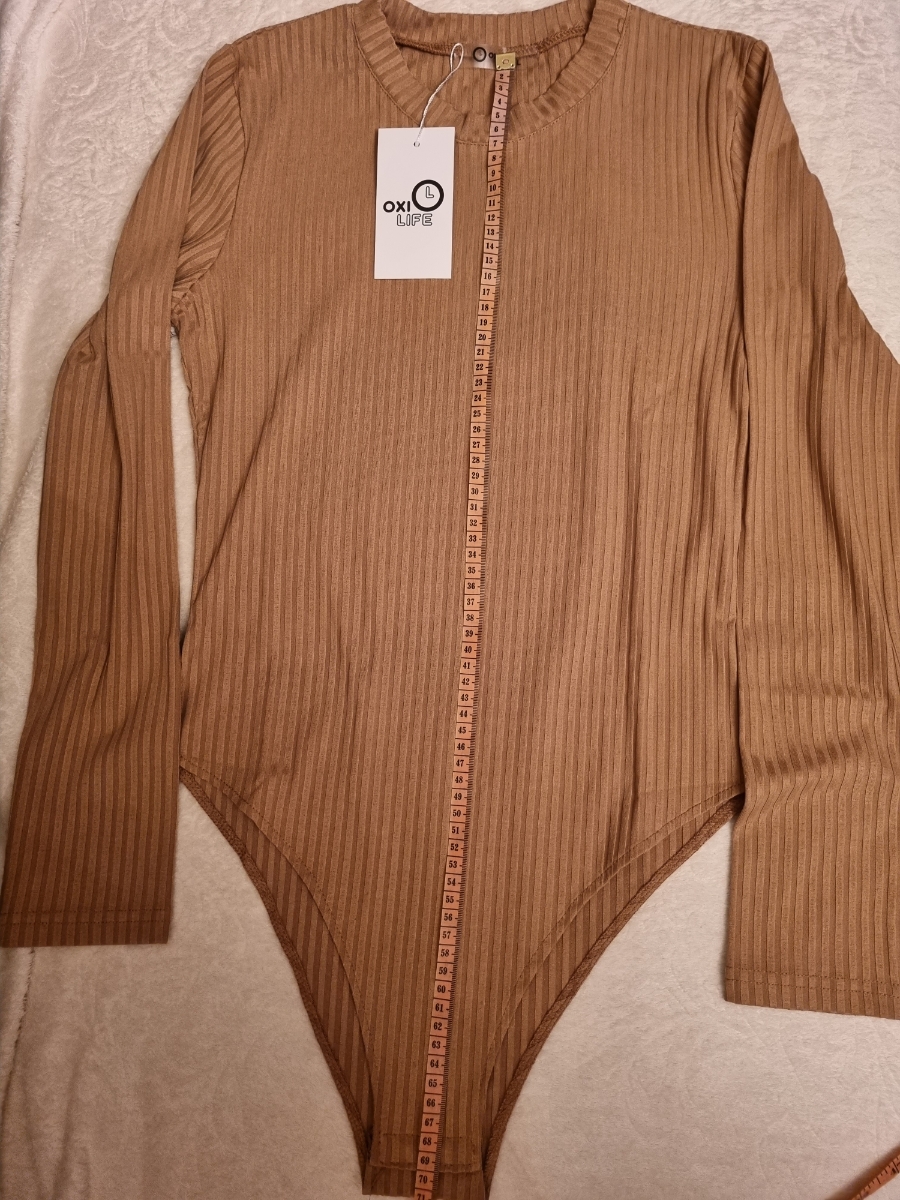 На мой 46-48, рост 164 не могла застегнуть и везде узкое, как-будто 42 размер прислали. а качество понравилось, жаль, что не подошло.