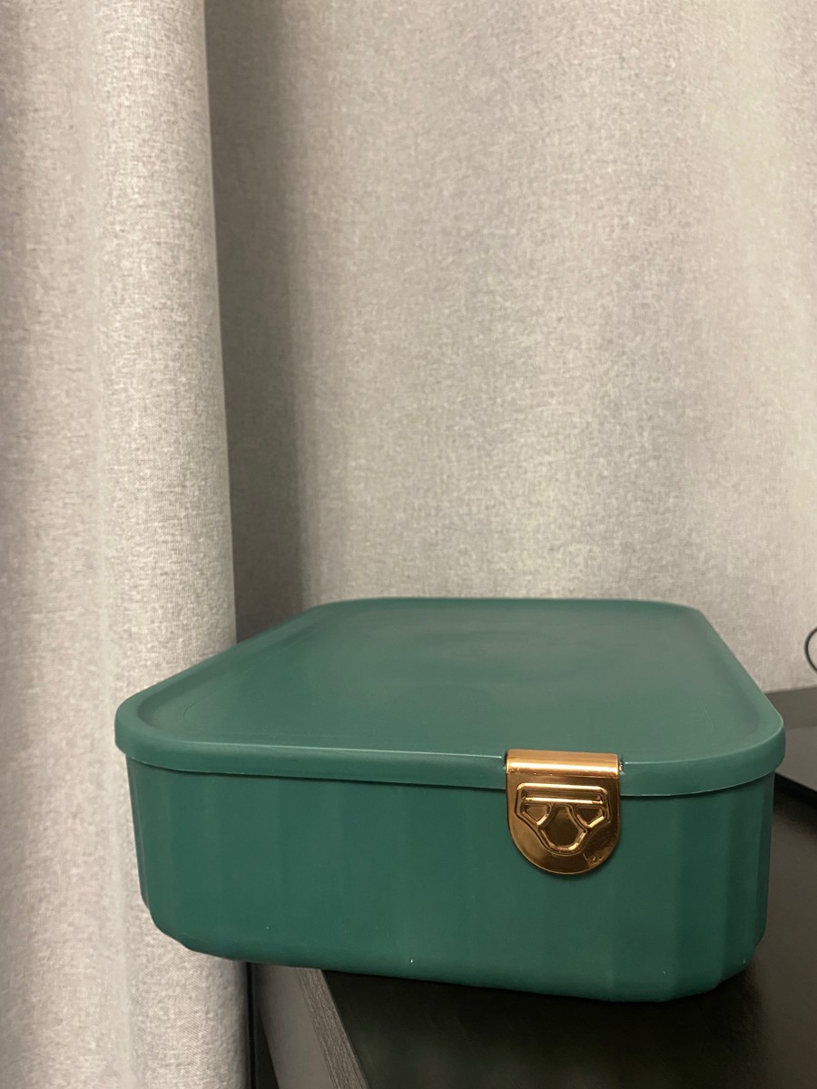 Удобная крышка, заказала весь набор, чтобы красиво организовать пространство