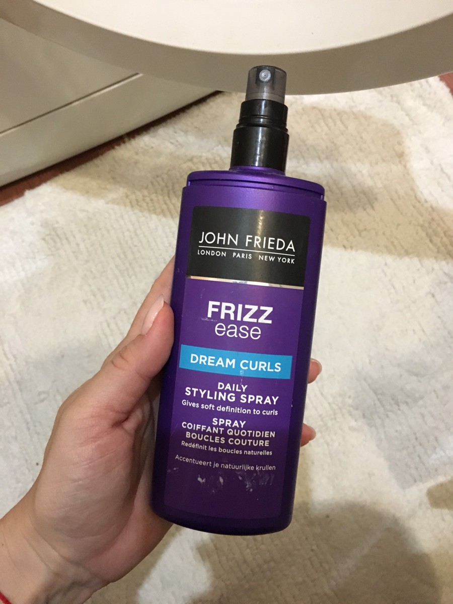 John frieda frizz ease. Спрей для волос John Frieda Dream Curls. Лореаль керл спрей Dry ACC 150 ml. John Frieda спрей для укладки волос Frizz ease Dream Curls.