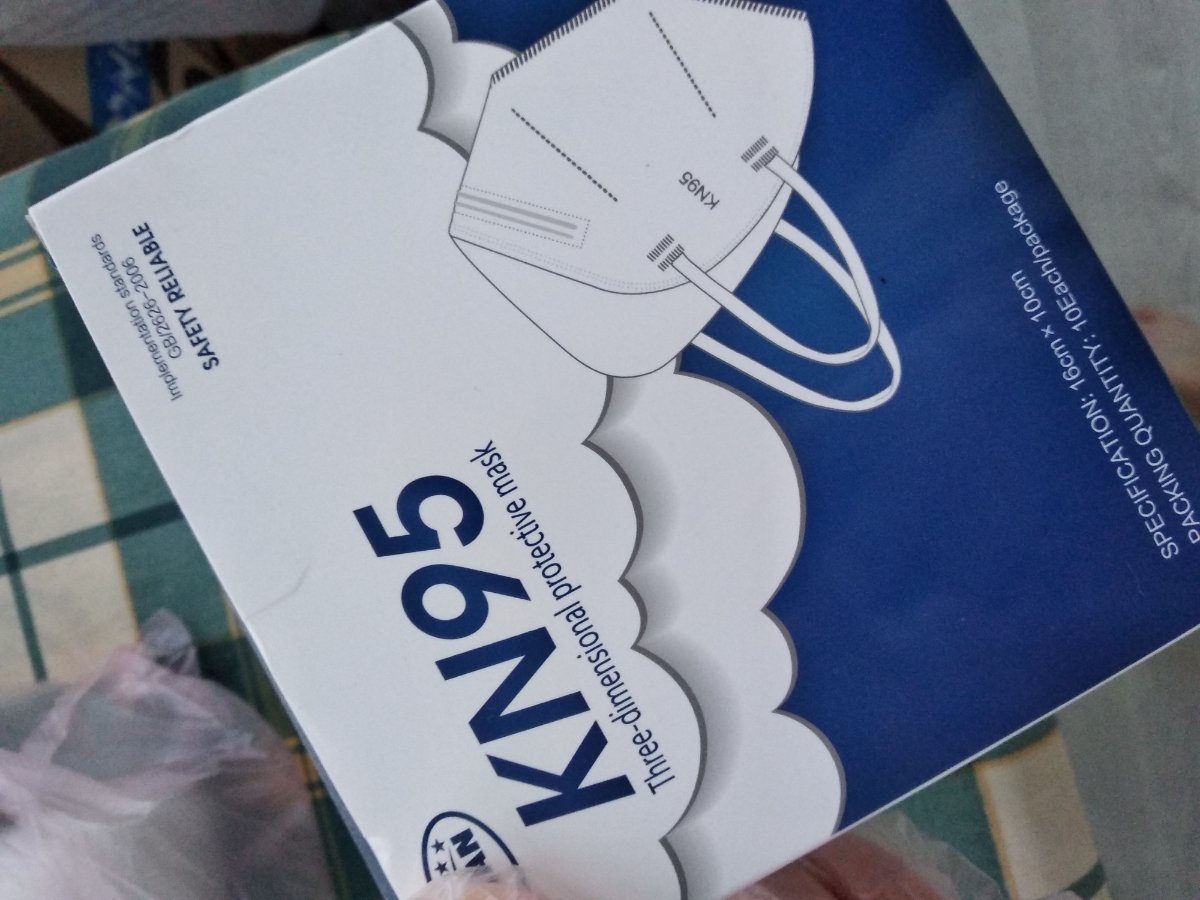 неплохие маски за свою цену, меня, в принципе, устраивают. переодически отрываются лямки, если потянуть. на маленькое лицо приходится чуть подвязывать их, чтобы сидела плотно, но меея это не смущает. цена-качество неплохое. дышиться в них нормально, мне комфортно. не очень плотные. на носу фиксатор - держит нормально.