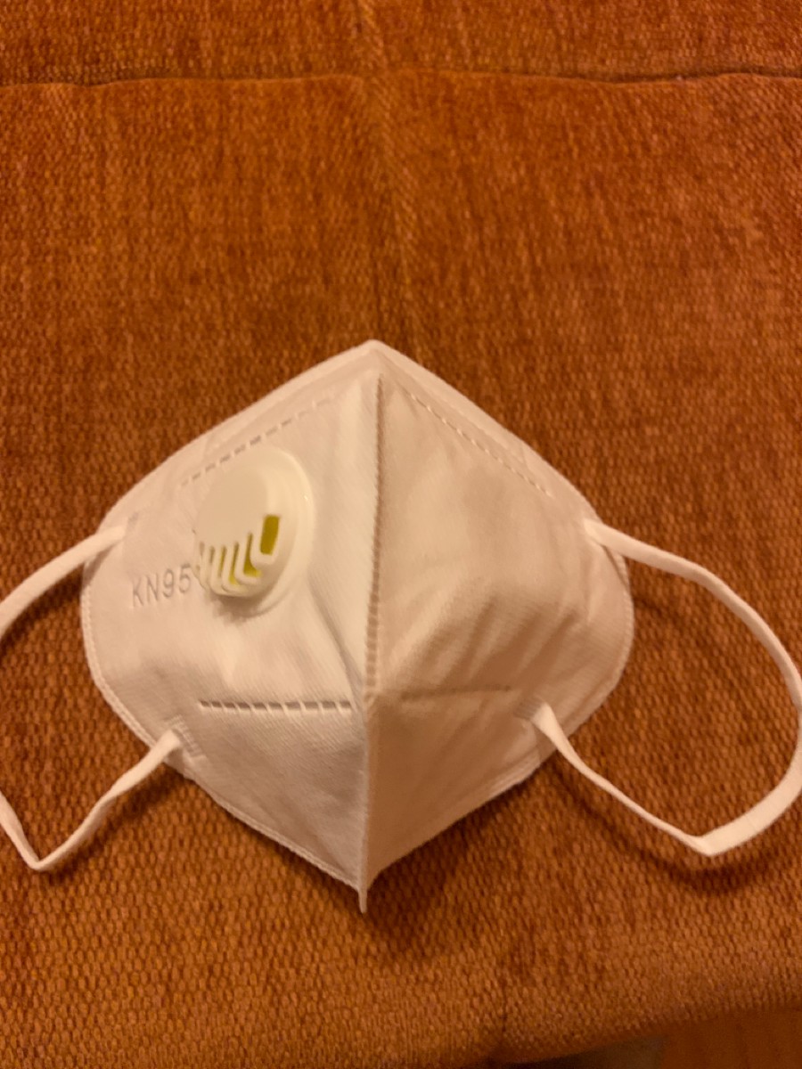 Респиратор одноразовый, но если одеваешь ненадолго можно обработать антисептиком и воспользоваться ещё раз. Удобный , прочный, хорошо закрывает лицо ( особенно женское) , средних размеров, лямки прочные, не отрываются. Упакован в две пачки по 10 штук. Покупали со скидкой, спасибо Озон. Рекомендую, думаю ещё понадобятся 