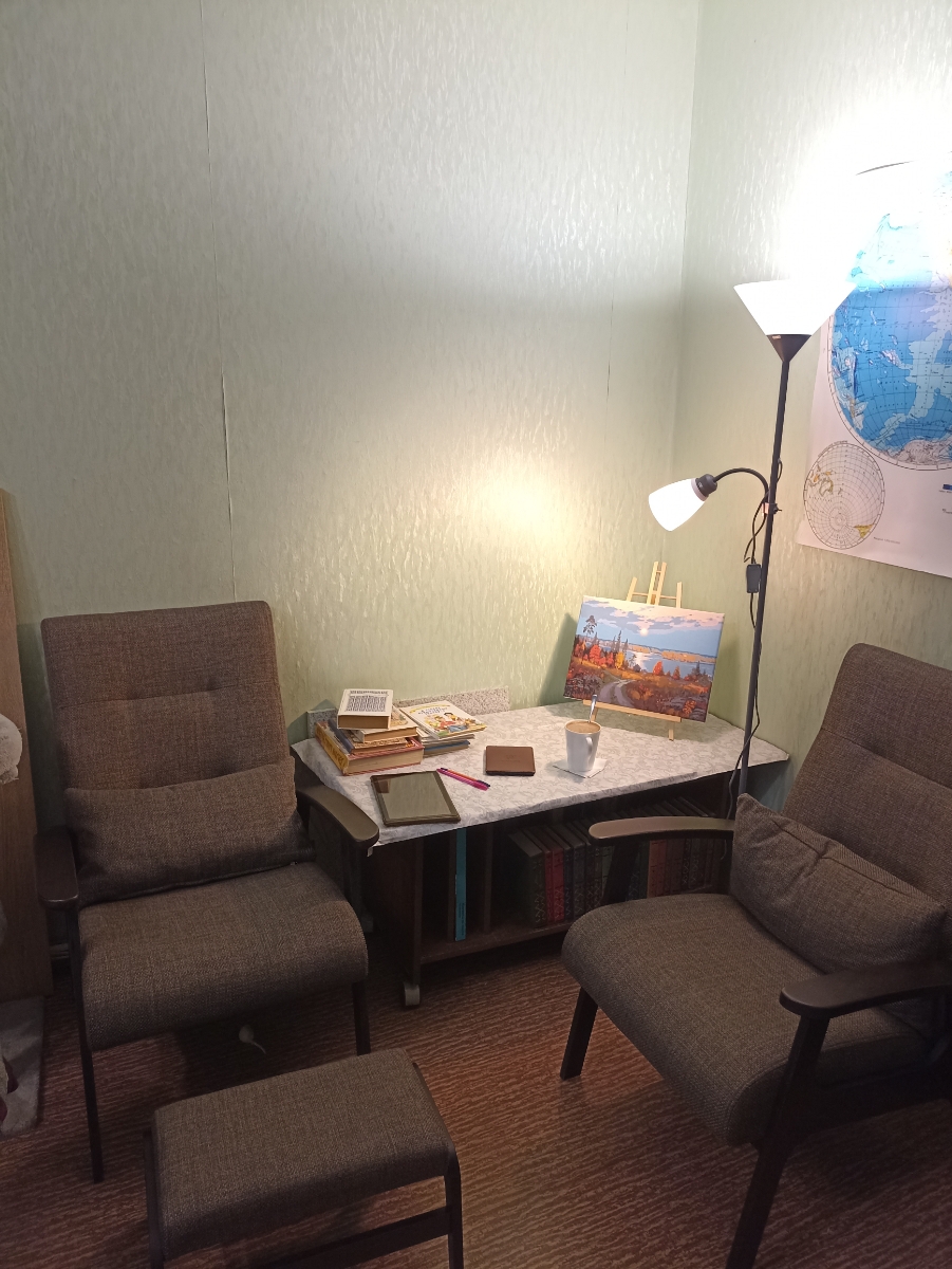 Подходит к креслу. Удобно сидя в кресле на неё ноги ставить.