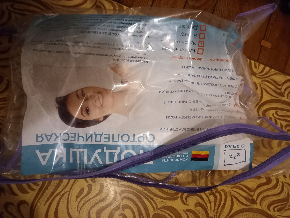 Симпатичная подушка, средней мягкости. Есть эффект памяти, практически ничем не пахнет. Была упакована в пакет с застежкой. Специально взяла подушку меньше размером, больше и не нужно. Очень мало производителей, которые выпускают подушки такого размера. Использую с наволочкой 50×70. Пока сплю на ней только несколько дней, на маленьком валике. Привыкать не пришлось.