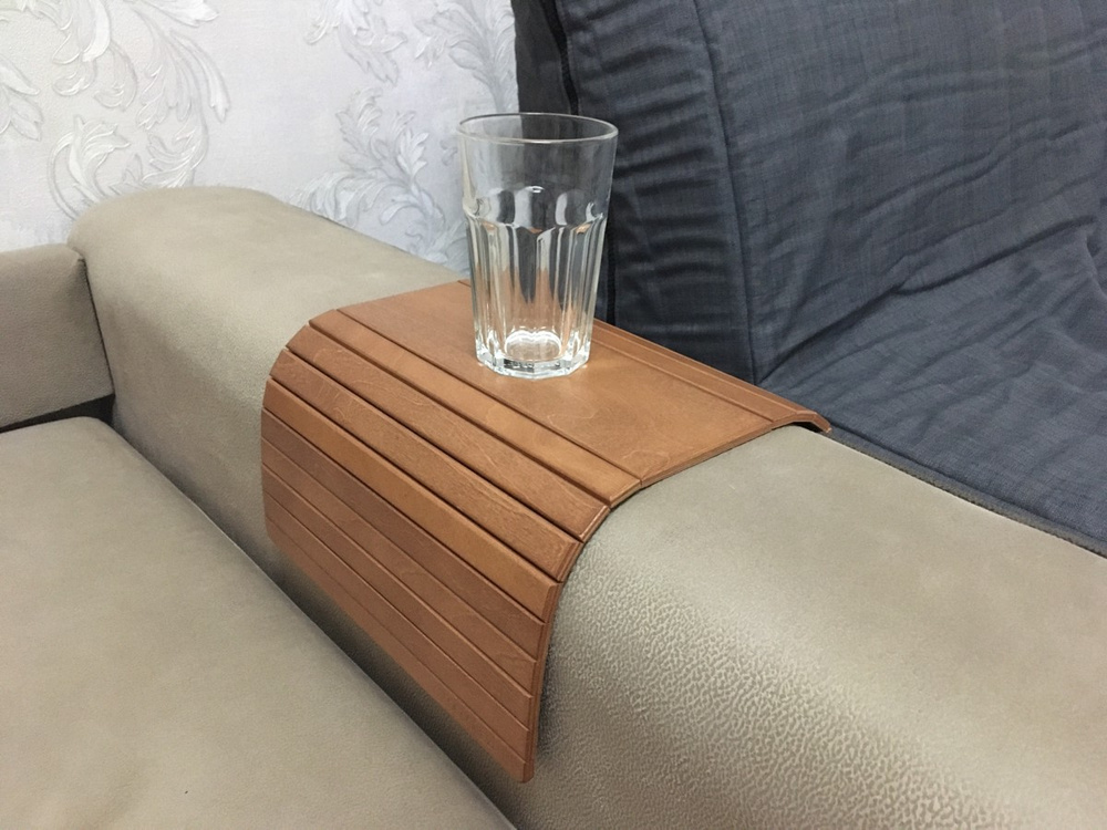 Деревянный столик на подлокотник дивана coffee please