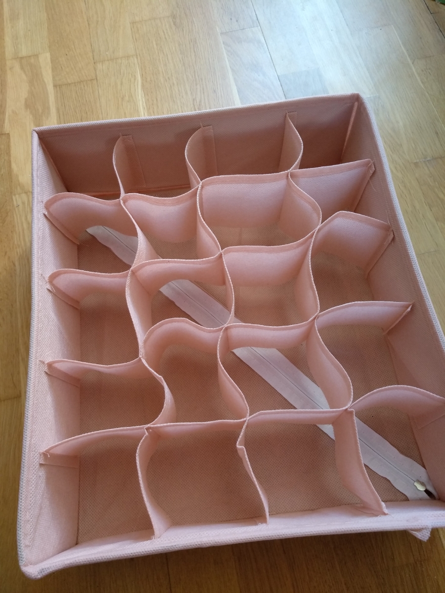 Хороший органайзер. Купила для ребенка, чтоб приучать к порядку и все было видно и на своих местах. В большую с квадратными ячейками поместились и носки и трусики, в другие футболки и маечки. На вид прочные. 