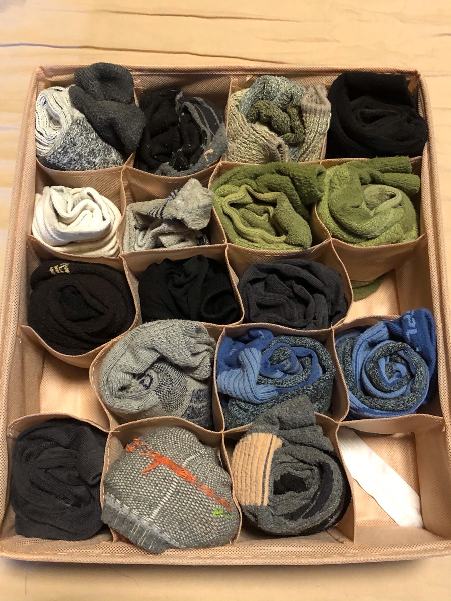 Крайне полезная штука, как для женского, так и мужского гардероба. Так исторически сложилось, что лифчики я не использую, поэтому соответствующий короб приспособил под футболки. Вообще, пользоваться гардеробом стало в разы удобнее. 