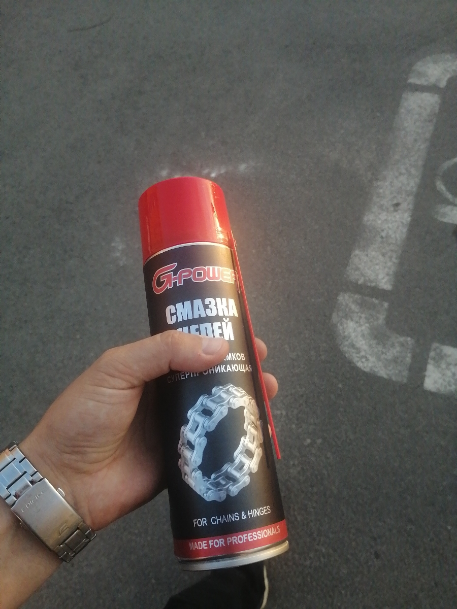Купил мот, который стоял на месте много лет. Цепь была ржавая в оранжевом цвете. Побрызгал очистителем, потом этой смазкой на цепь. После 2го применения через 300км цепь почти как новая. Пыль не прилипает. Рекомендую! 