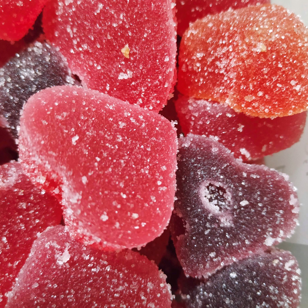 мармелад ягоды в обсыпке малина-ежевика. мармелад в обсыпке ежевика и малина. мармелад ягодки. мармеладки малина ежевика. мармелад малина в обсыпке.