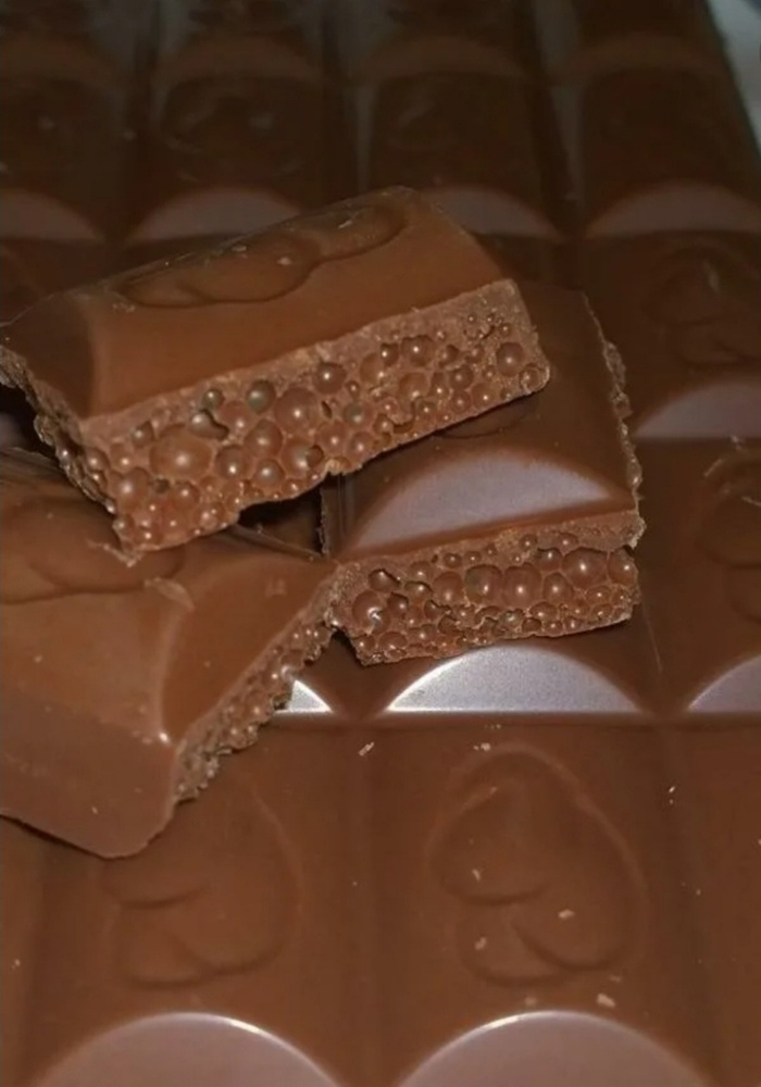 Купить шоколад воздушный. Мон'дэлис шоколад. Шоколад воздушный молочный пористый. Белый пористый шоколад воздушный в Молочном. Шоколад воздушный молочный пористый 85г.