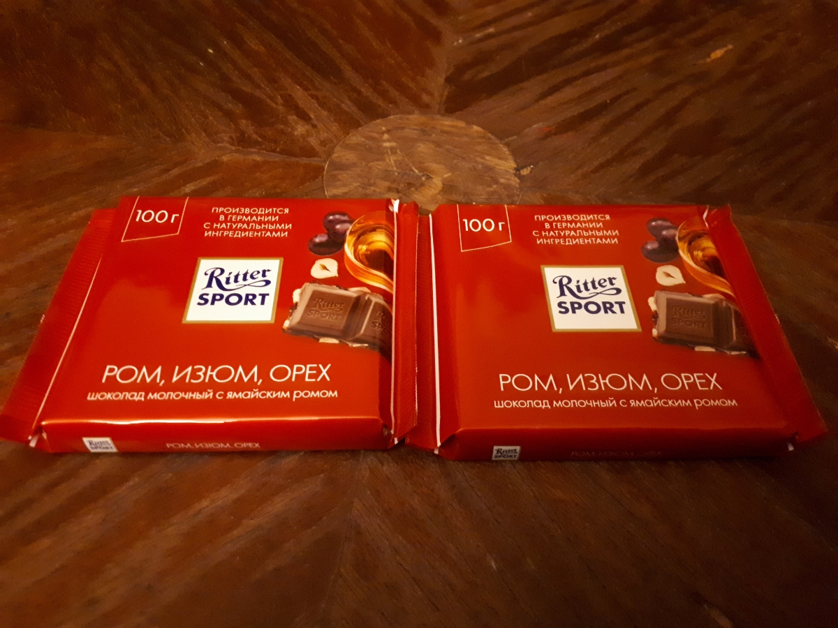 Риттер спорт с ромом. Шоколад Риттер спорт Ром Изюм орех. Ritter Sport Изюм орех. Риттер спорт Ром Изюм орех штрих код.