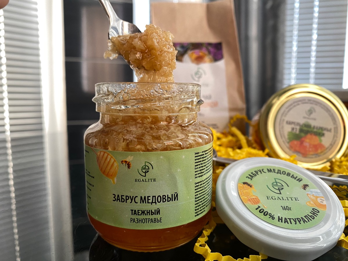 Очень понравился набор! Вкусно всё! 

Милые ложки для меда, удобный зажим-ложка для чая, жалею, что раньше не приобрела. Забрус и мед обалденные, аромат невероятный, варенье-вообще нет слов, очень крутое. 

За такой набор очень хорошая цена. Спасибо продавцу, я очень довольна покупкой. Уже наметила себе второй набор с чаем, медом и пыльцой 😌

Отдельное спасибо за такое внимание к упаковке товара. Надежно и красиво🫶🏻