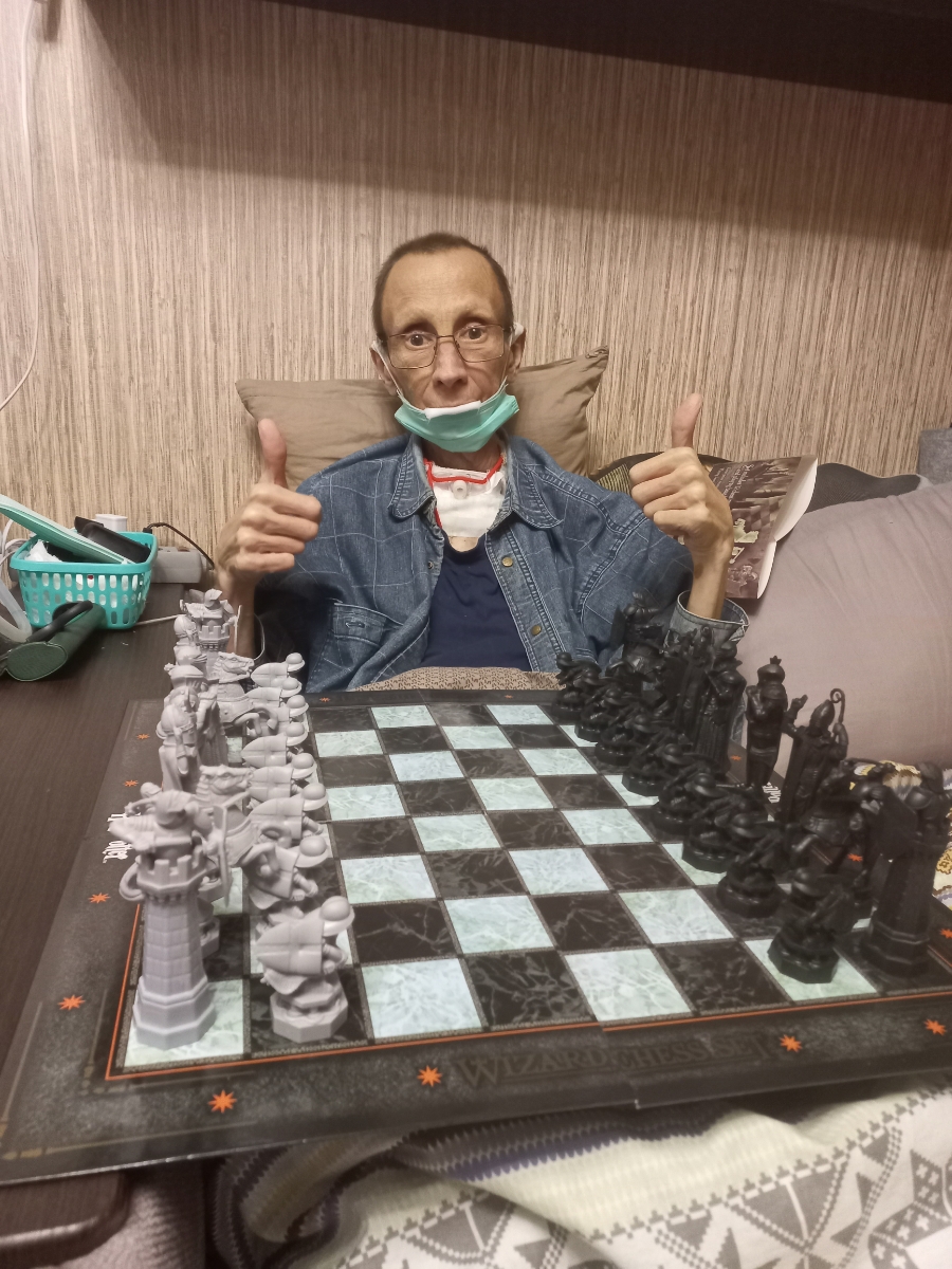 ля я не ожидал что шахматы эти доставят столько эмоций , прям до сих пор вроде уже убрал а внутри прям волны удовольствия он шахмат