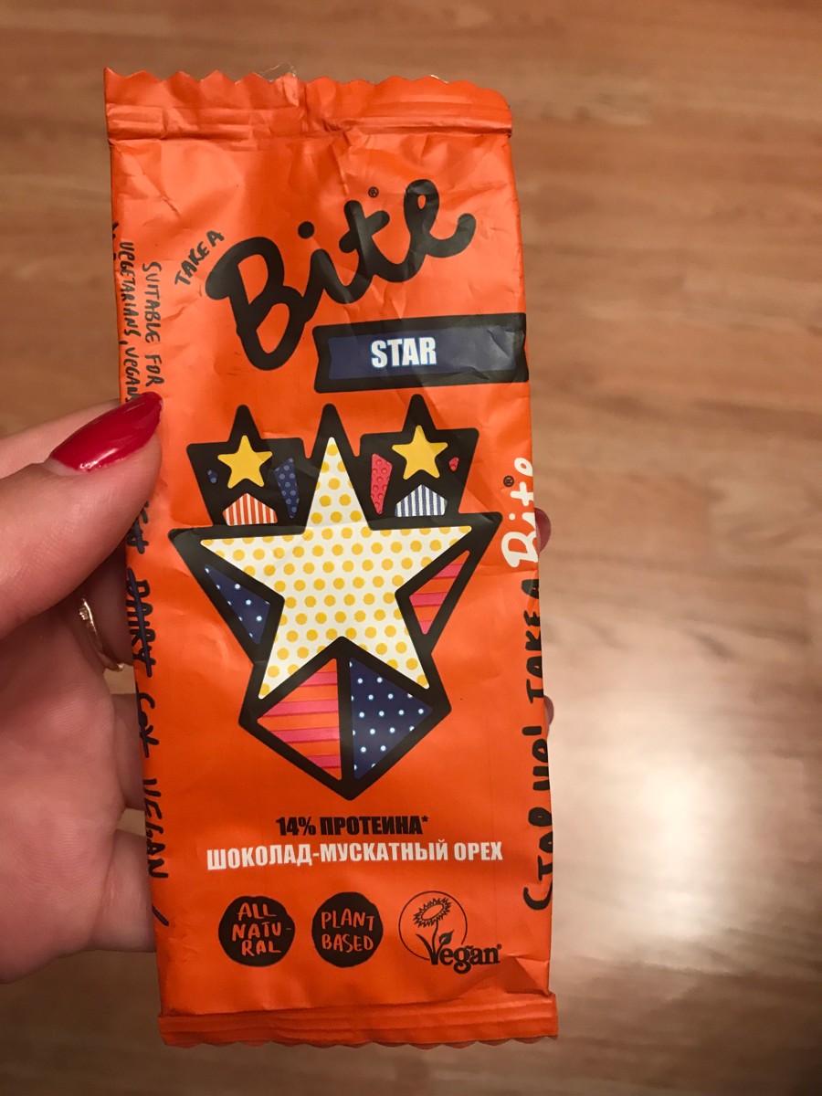 Chocolate stars. Bite батончики. Star шоколад. Фруктовый батончик bite шоколад-мускатный орех 45 г. Мускатный шоколад.