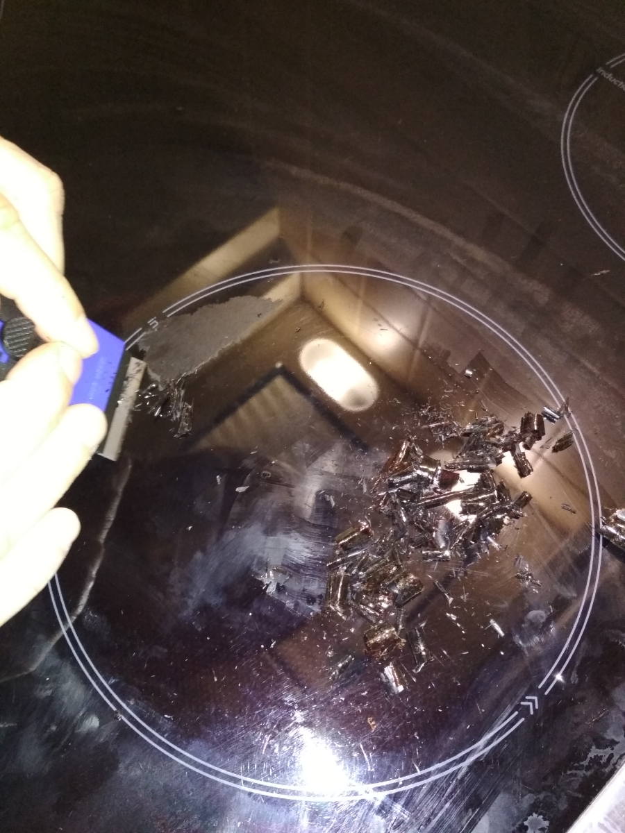 Бензиновые пятна на стеклокерамической плите