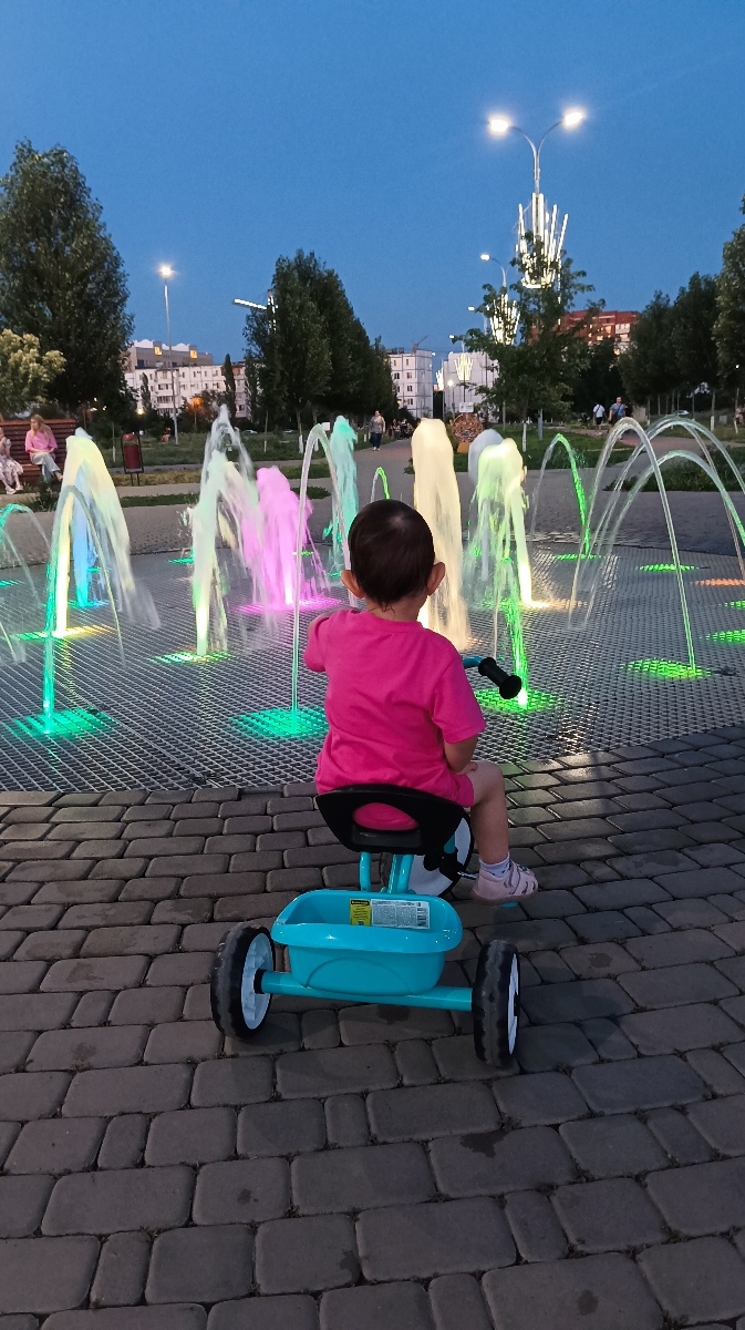 Классный! Брали пол года назад, дочка тогда не доставала немного до педалей, но сейчас подросла. С большим удовольствием катается на улице. Велосипед довольно легкий - это и плюс, и минус. Плюс: ребенок сама его носит, не тяжело. Минус: велосипед переворачивается наезжая задними колесами на неровности (в основном на край бордюра в парке), ребенок постоянно падает. Но тем не менее, охоту на нем кататься не одбило