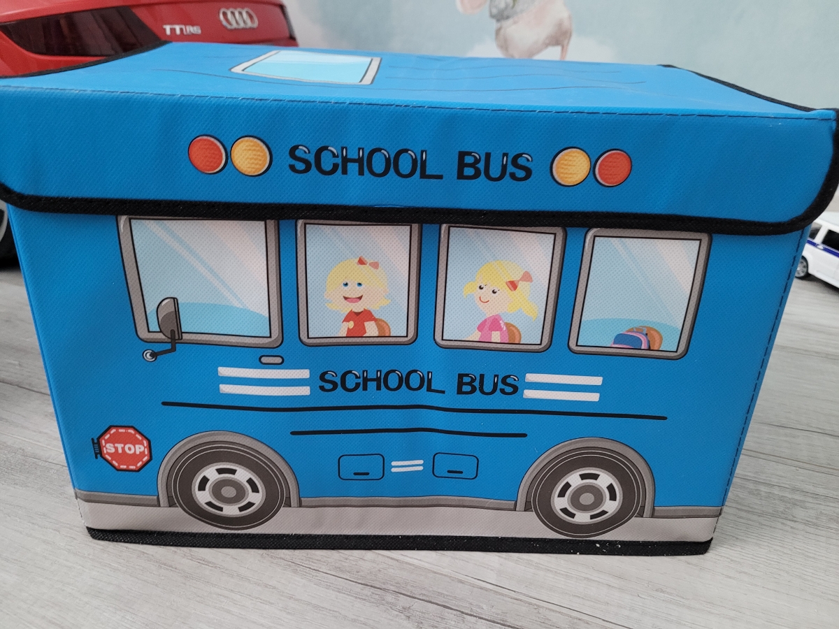 Вместительный, качественный короб. Отлично вписался в интерьер детской комнаты.