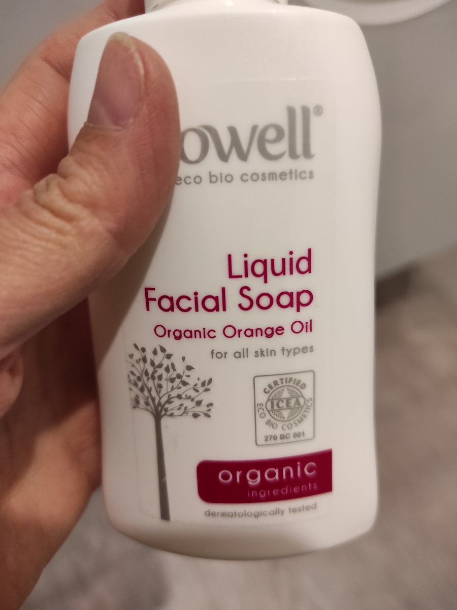 Не обратила внимание, что на фото в отзывах другая упаковка. Неудобно что на упаковке нет перевода по применению и вообще информации на русском языке. Возможно была на коробке, но я оставила ее в пункте выдачи, никогда не забираю домой.