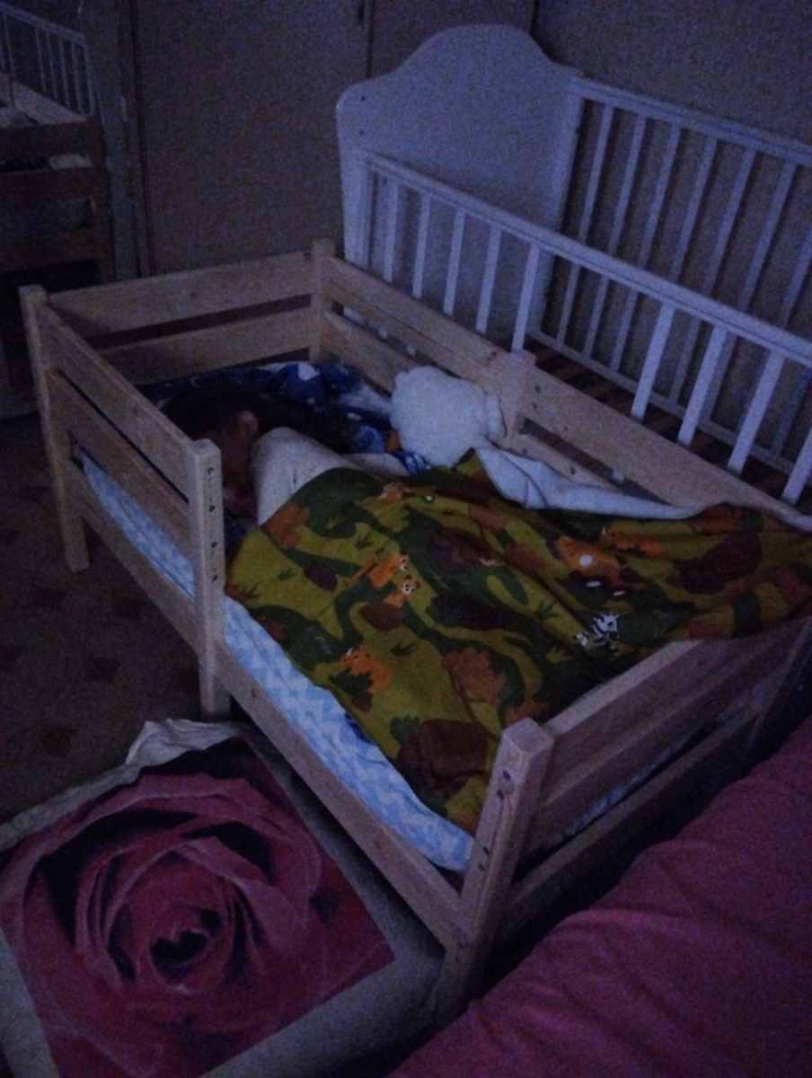 Отличная кровать, то что надо!
Я не стал прикручивать две планки чтобы ребёнку было удобно самой ложиться (ребёнку 3 года)