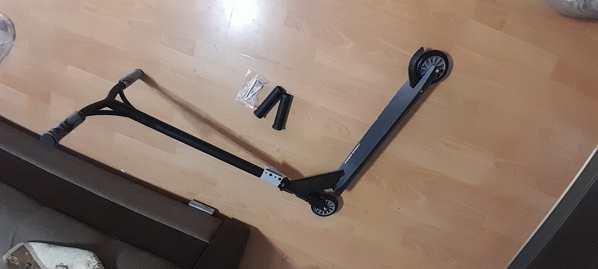 Отличный самокат, искали долго, сыну категорически нужен был ровный руль относительно платформы на фото казалось, что он всетаки под углом, а оказалось как и требовалось он ровный, качество креплений отличное, зажим на 4 болтах надежный не будет раскручиваться и ослабевать