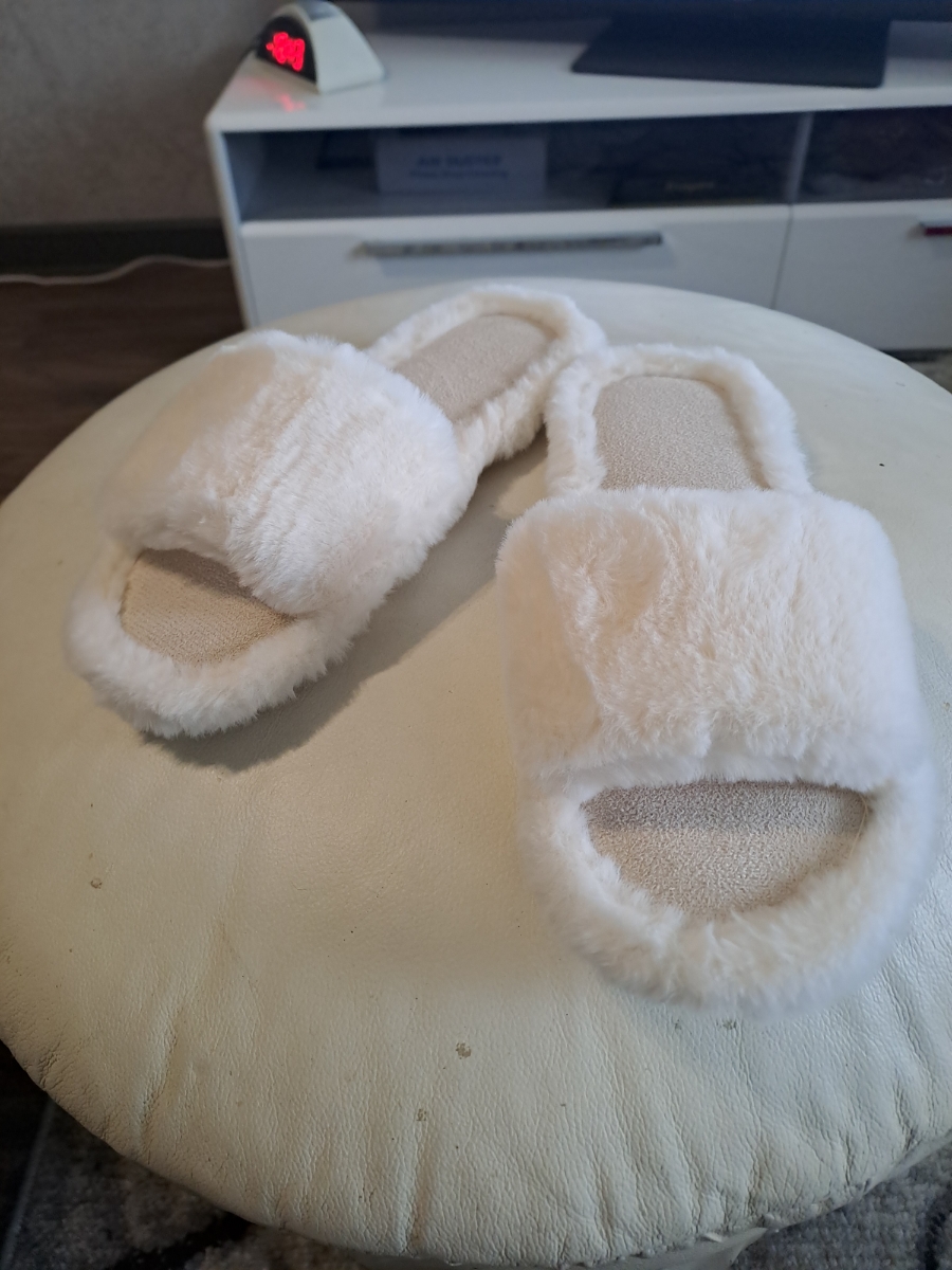 Тапочки качественно пошиты , при носке удобные и подошва не скользит .