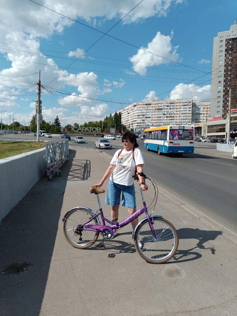 Мне понравился. Собрали быстро. Полный комплект. Колеса немного "восьмерочкой", но за такие смешные денюжки это не критично. Скорости переключаются норм. Тест-драйв пройден. Буду теперь велоледи.