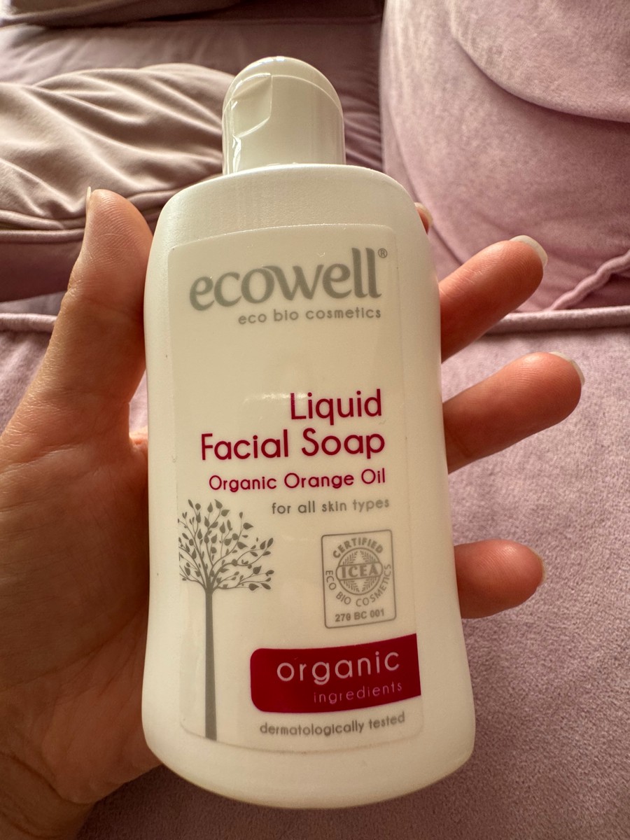 Плюсы: приятный аромат, натуральный состав
Минусы: срок годности и правда короткий - до ноября 2024, неудобный дозатор (точнее его отсутствие) перелила в банку с пенообразователем, количество мл в карточке товара и на бутыле отличается, сама бутыль тоже отличается от фото в карточке