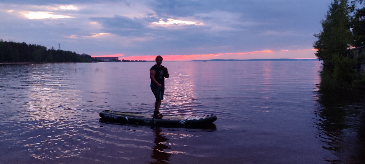 Большой. Комплектация полная. Весло не тонет.